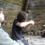 Feuer machen beim Wildnistreffen im Tipi - Zundernest anpusten