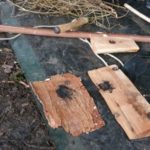 Ein Feuerbohrset liegt auf einer Plane im Wintercamp der WildnisGemeinschaft