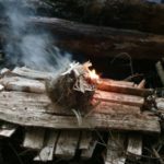 Zundernest brennt bei Regen im Winter
