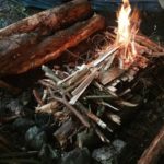 Feuer für die ganze Nacht im Winter beim Treffen der WildnisGemeinschaft