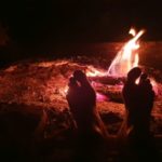 Warme Füße am Lagerfeuer im Winter