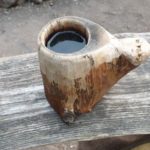 Bushcraft Becher aus Birke mit Tee beim Treffen der WildnisGemeinschaft