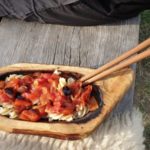 Leckere Nudeln in der selbstgemachten Holzschale am Lagerfeuer beim Treffen der WildnisGemeinschaft