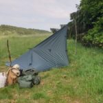 Lagerplatz am Waldrand beim Wildnistreffen - interessanter Aufbau eines Tarps