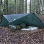 Tarp bei Regen im Wald - Rentierfelle als Unterlage - der pure Genuss einfachen Lebens beim Treffen