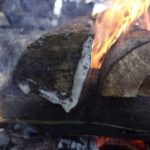 Gefrorenes Holz brennt im Winter - Elemente hautnah erleben beim Wintertreffen