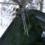 Eiszapfen am Knoten vor einem Tarp im Winter - mit der WildnisGemeinschaft hautnah die Jahreszeiten erleben