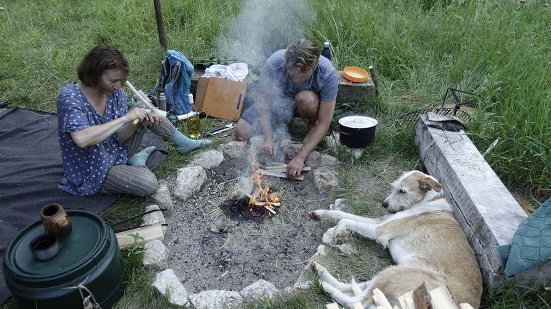 Menschen und Hund am Lagerfeuer beim Treffen der WildnisGemeinschaft - Natur erleben - Feuer machen - Gemeinschaft erleben