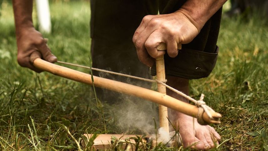 Hände beim bowdrill - Feuerbohren - Feuer machen wie unsere Vorfahren